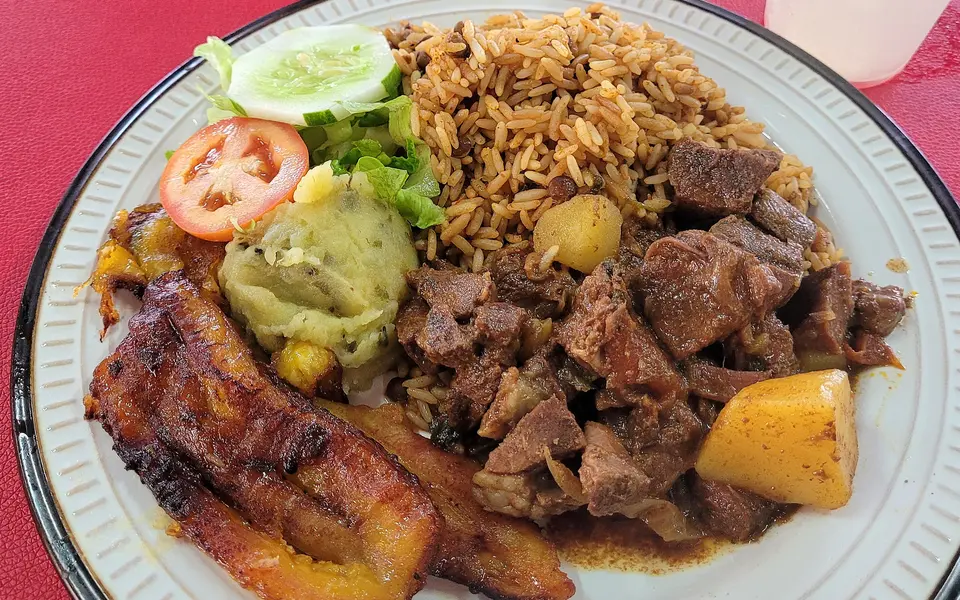 Curaçaoan karni stoba with rice, plantain and vegetables.